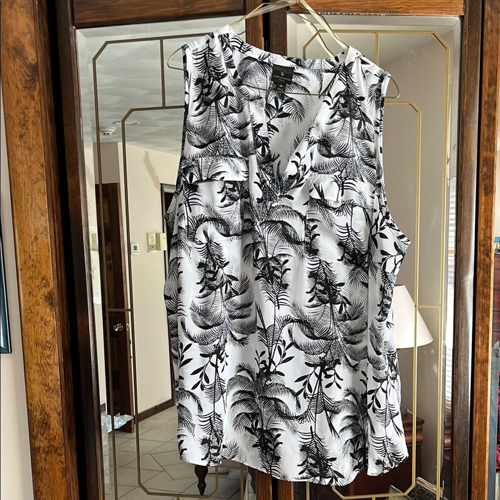 NWOT- Worthington Black and White Palm Print Tank Top